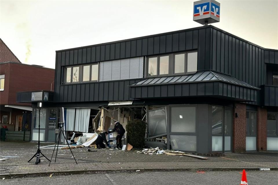 Die Volksbank-Filiale an der Straße „Kerkerfeld“ ist zerstört worden. 