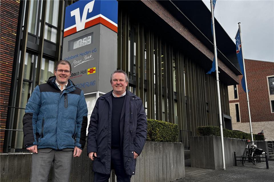 Die Volksbank Heiden hat 2025 eine gute Entwicklung gemacht, stellen die Vorstände Andreas Voßkamp (links) und Thorsten Groß fest.