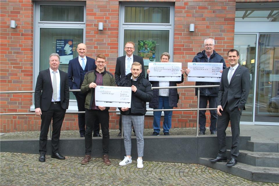 Die Volksbank Raesfeld und Erle hat 3000 Euro an örtliche Vereine gespendet. Vertreter der Parkinson-Vereinigung Ortsgruppe Borken, der Fun Generation und des Westfeldlagers freuten sich jeweils über 1000 Euro für kommende Projekte. 
