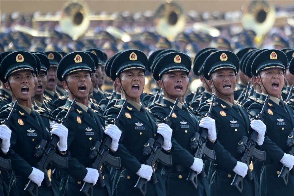 China protzt mit Waffenschau - Xi im Bund mit Putin und Kim Die Volksbefreiungsarmee zählt zu den größten der Welt. Johannes Neudecker/dpa