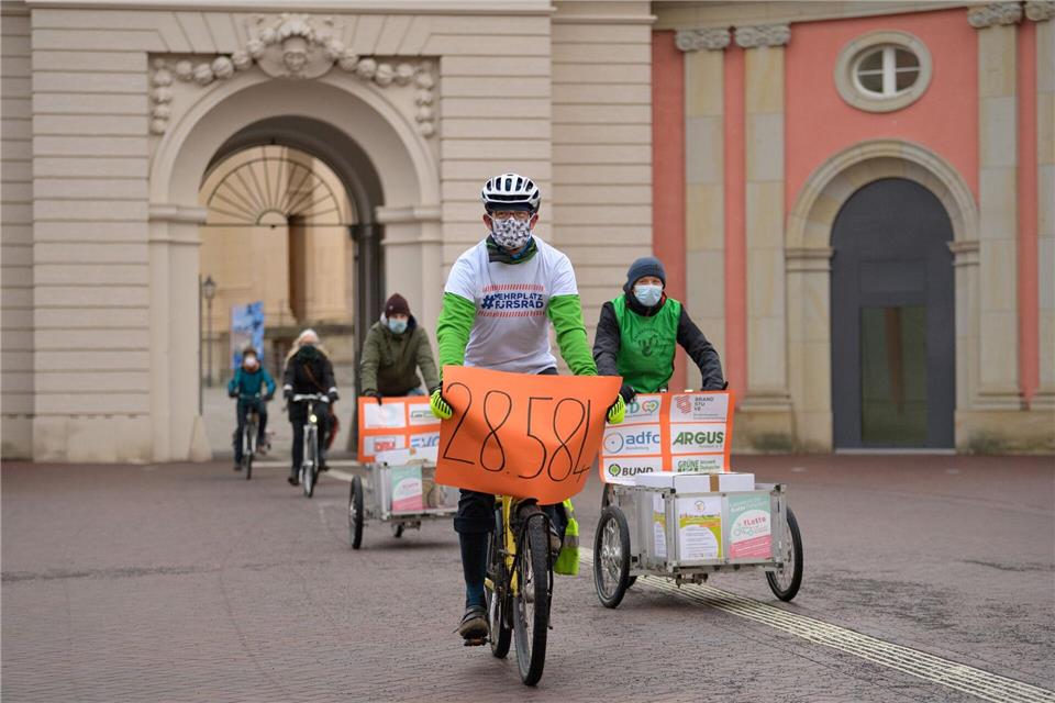 Die Volksinitiative „Verkehrswende Jetzt“ ist ein Beispiel für direkte Demokratie in Brandenburg. (Archivbild)Soeren Stache/dpa-Zentralbild/ZB