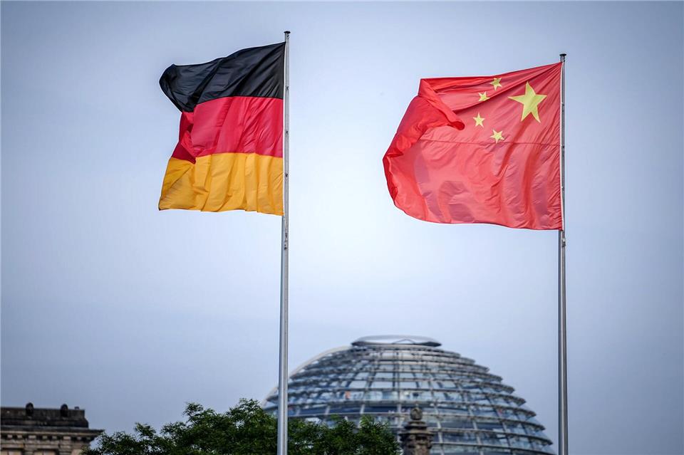 Die Volksrepublik ist ein überragend wichtiger Markt für deutsche Unternehmen. Die deutsche Wirtschaft beklagt aber zunehmend Hemmnisse. Zugleich nimmt die weltweite Bedeutung Chinas als Wirtschaftsmacht zu. (Symbolbild)Kay Nietfeld/dpa