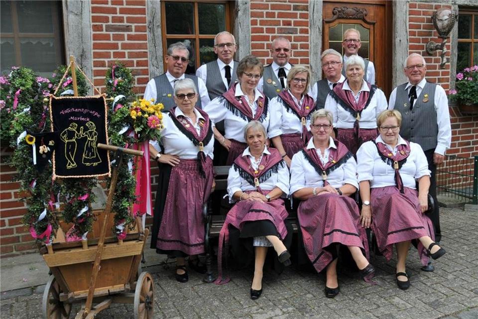 Die Volkstanzgruppe trifft bei traditionellen Festen in der Umgebung auf.