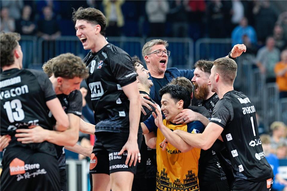 Die Volleyballer der SVG Lüneburg sind mit einem Sieg in die Halbfinalserie um die deutsche Meisterschaft gestartet. (Archivbild)Uwe Anspach/dpa