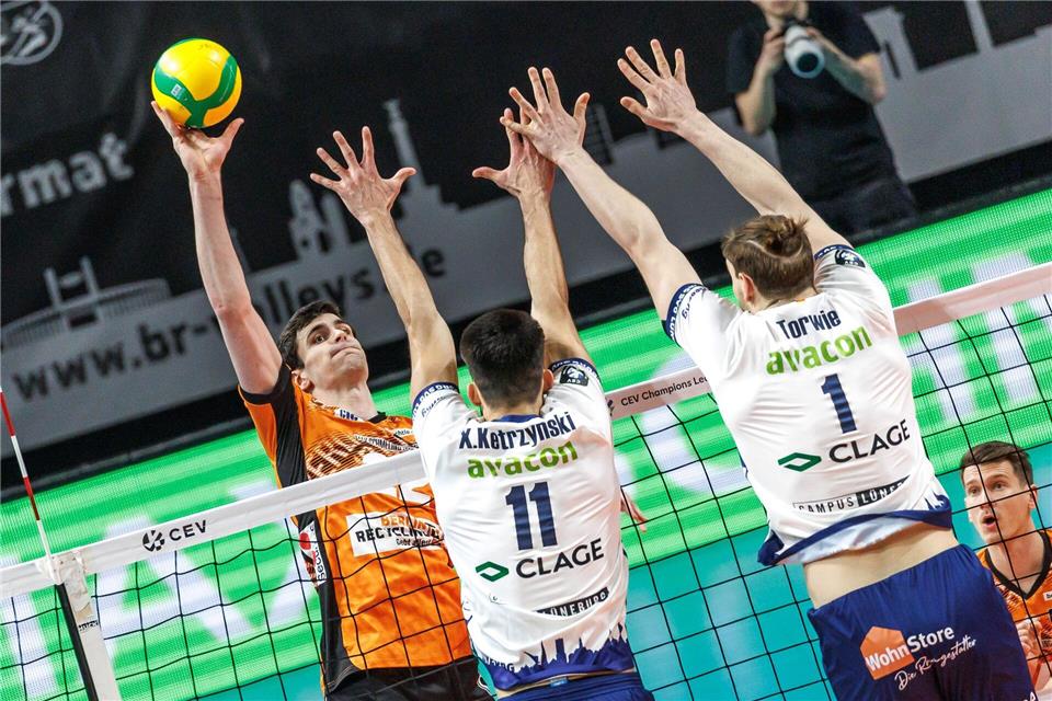 Die Volleys und Hanes (l.) bereiten sich auf die neue Saison vor. (Archivbild)Andreas Gora/dpa