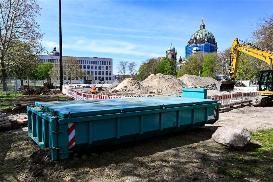 Die Vorarbeiten haben längst begonnen - die Umgestaltung des Platzes soll aber erst im Juni richtig losgehen.   Jens Kalaene/dpa