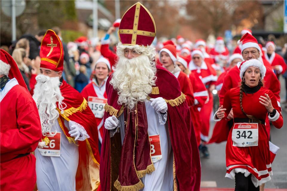 Die Voraussetzung für den Lauf: ein Nikolauskostüm.Christophe Gateau/dpa