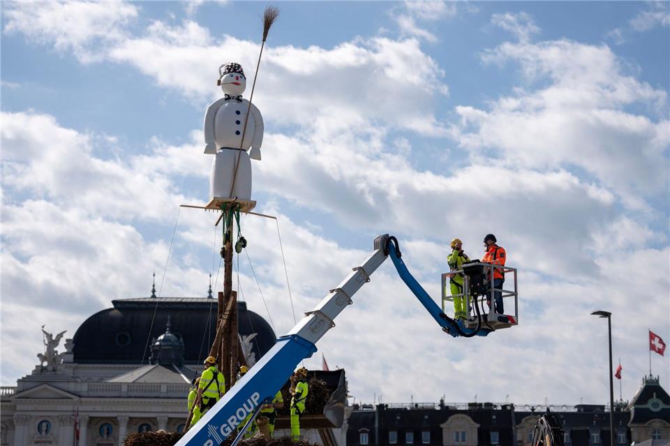 Die Vorbereitungen für die Verbrennung des „Böögs“ in Zürich laufenClaudio Thoma/KEYSTONE/dpa