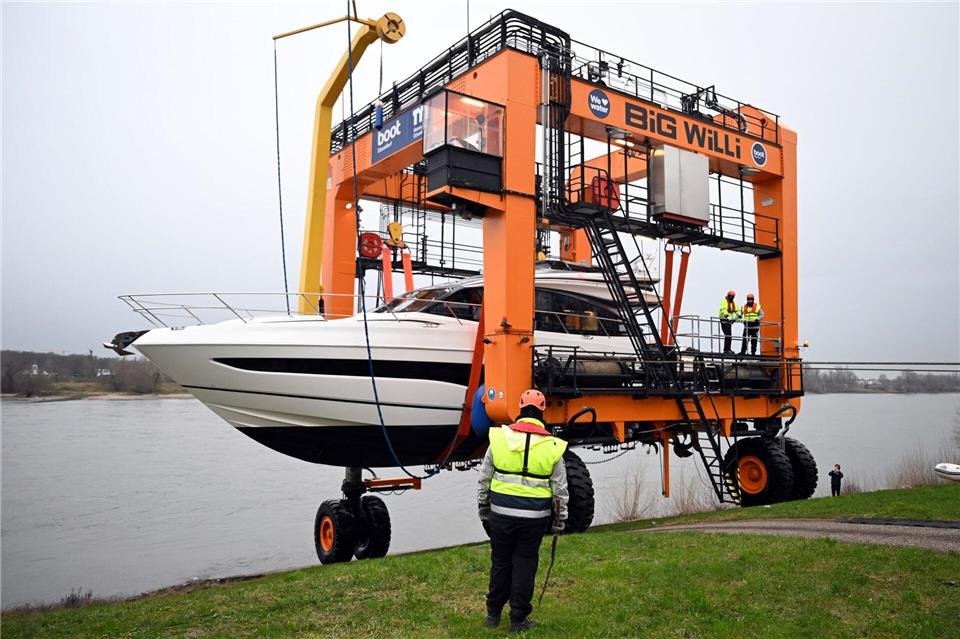 Die Vorbereitungen für die Wassersportmesse „Boot“ sind in vollem Gange. Der Branchenverband BVWW ist verhalten optimistisch, dass die Verkaufszahlen nach einer Absatzflaute im ersten Halbjahr wieder anziehen.Federico Gambarini/dpa