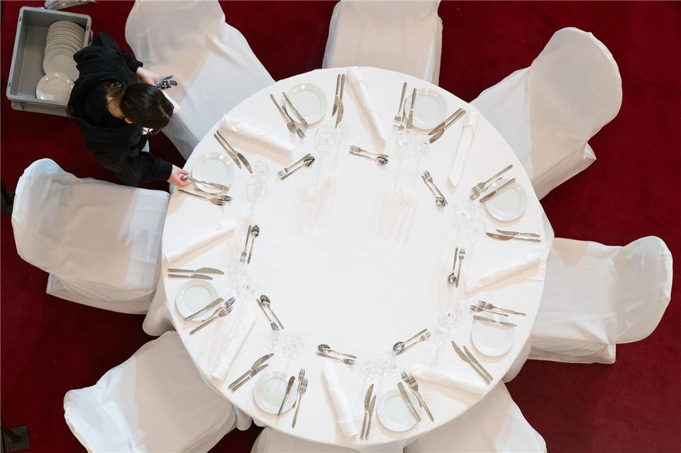 Die Vorbereitungen für die große Ballnacht sind in vollem Gange. Dazu werden die Tische für die Gäste in der Semperoper mit Besteck eingedeckt. Sebastian Kahnert/dpa