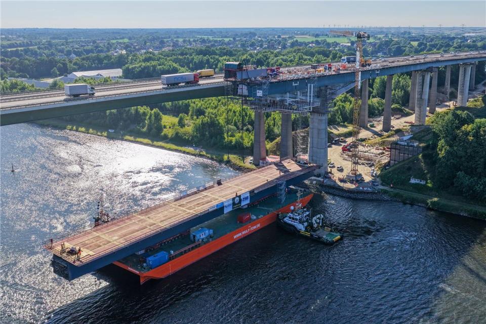 Die Vorbereitungen zum Einhub der Brücke laufen.Bodo Marks/dpa