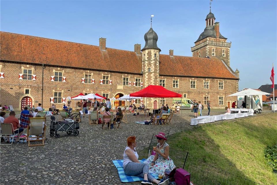 Die Vorburg des Schlosses in Raesfeld war die Kulisse für das Sherlock-Holmes-Hörspiel.