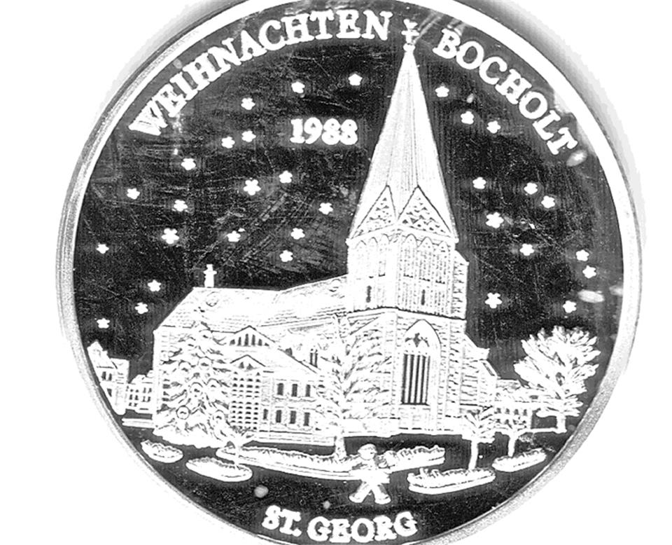 Die Vorderseite der Medaille zeigt die Kirche St. Georg.