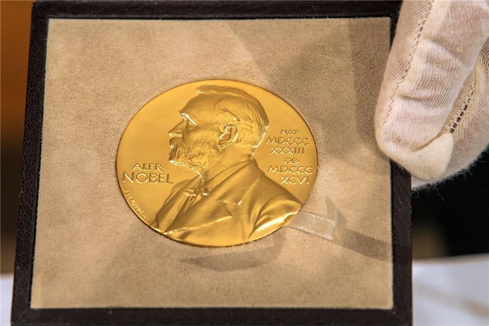 Physik-Nobelpreis: Grundlage für neue Ära der Quantentechnik Die Vorderseite der Nobel-Medaille zeigt den Preisstifter Alfred Nobel. (Archivbild) Peter Kneffel/dpa/Pool/dpa