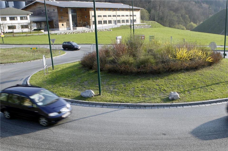 Die Vorfahrtsregeln für Kreisverkehre in  Österreich sind im Gegensatz zu Deutschland nicht einheitlich. Ein aufmerksamer Blick auf die Verkehrszeichen ist hier also besonders wichtig.picture alliance/dpa