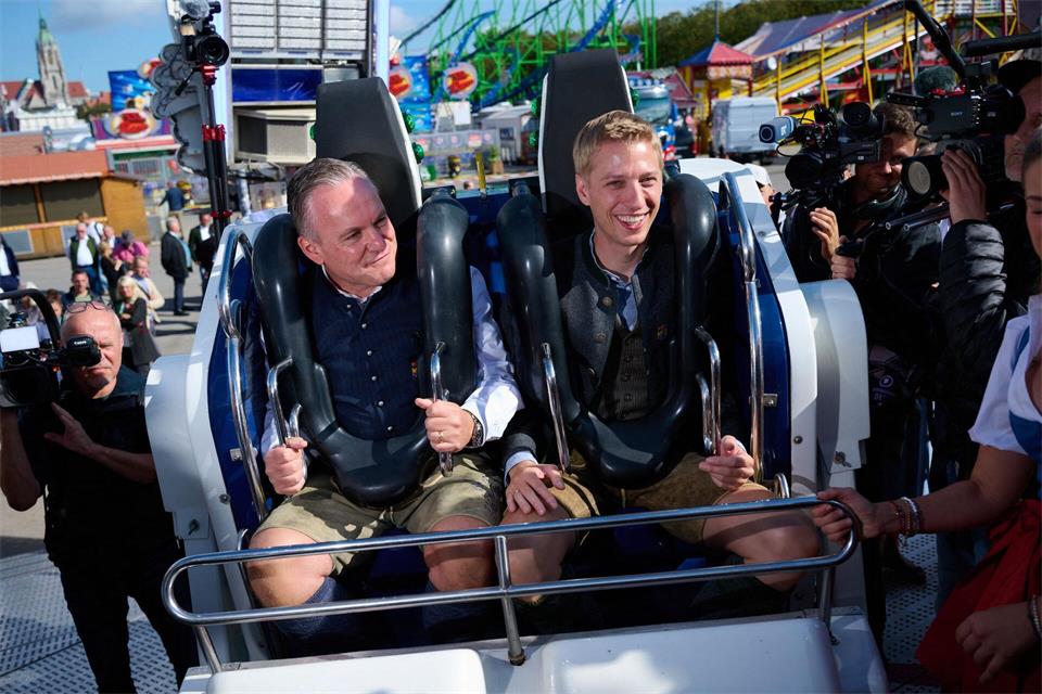Die Vorfreude auf das Oktoberfest steigt: OB Dominik Krause (r) und Wiesn-Chef Christian Scharpf sitzen schon einmal Probe.Sven Hoppe/dpa
