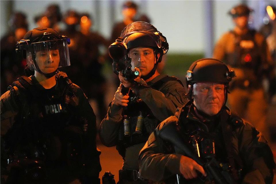 Die Vorgangsweise der US-Einwanderungsbehörde ICE hat in der Vergangenheit wiederholt zu Kritik geführt. (Archivbild)Adam Gray/AP/dpa