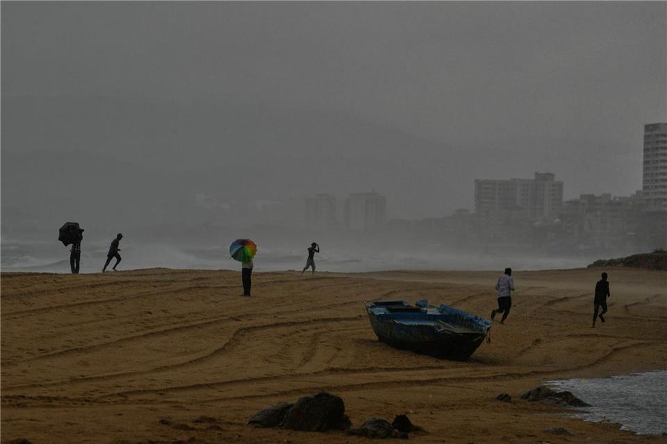Zyklon trifft auf Indiens Küste – 100.000 Menschen evakuiert Die Vorläufer eines schweren Zyklons sind schon zu spüren, Zehntausende Menschen bringen sich in Sicherheit.Mahesh Kumar A./AP/dpa