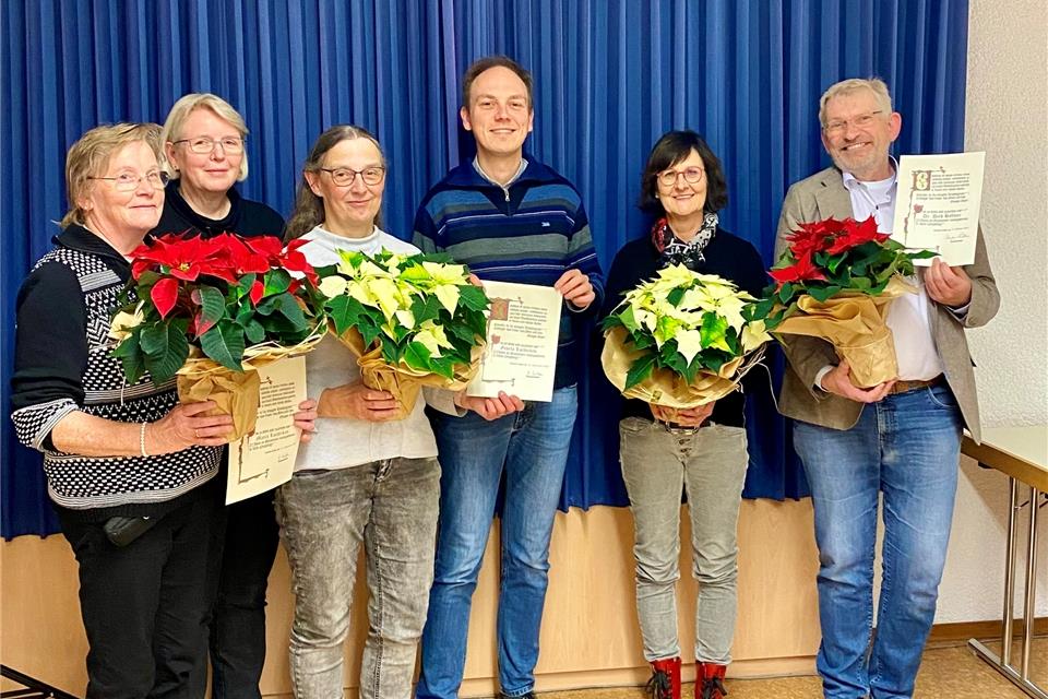 Die Vorsitzende Christel Holtkamp (zweit v. l.) und der neue Präses des Kirchenchores Pfarrer Fabian Tilling (Mitte) bei der Ehrung der Jubilare für 25-jährige Chorzugehörigkeit.