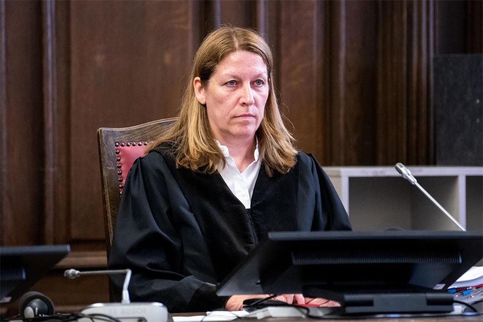 Die Vorsitzende Richterin Isabel Hildebrandt hat die Ablehnung einer Reihe von Anträgen der Verteidiger bekanntgegeben.Daniel Bockwoldt/dpa Pool/dpa