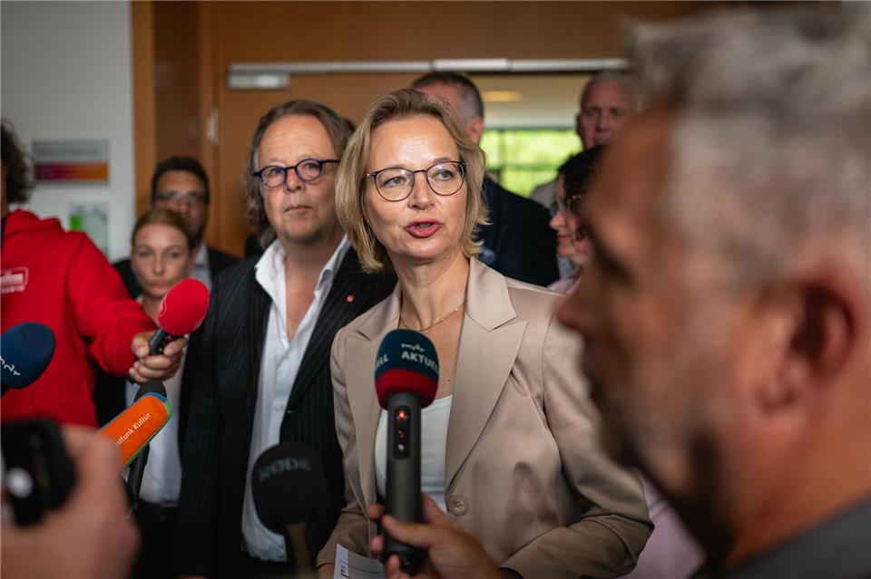 Die Vorsitzende des Landesverbands des BSW, Katja Wolf (M), kritisierte die Berliner Spitze für ihren Kommunikationsstil. Jacob Schröter/dpa