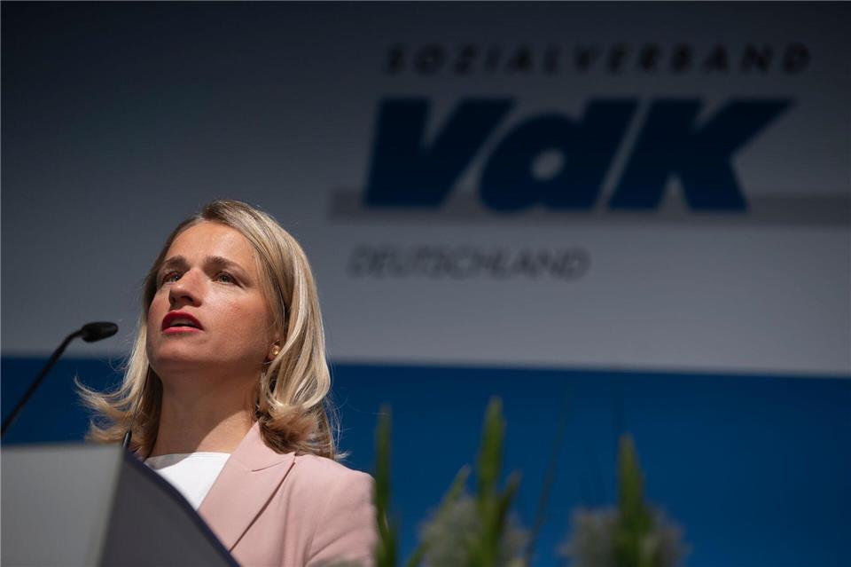 Die Vorsitzende des VdK Bayern sieht sich derzeit einem großen Konflikt mit dem Vorstand gegenüber. (Archivbild)Christophe Gateau/dpa