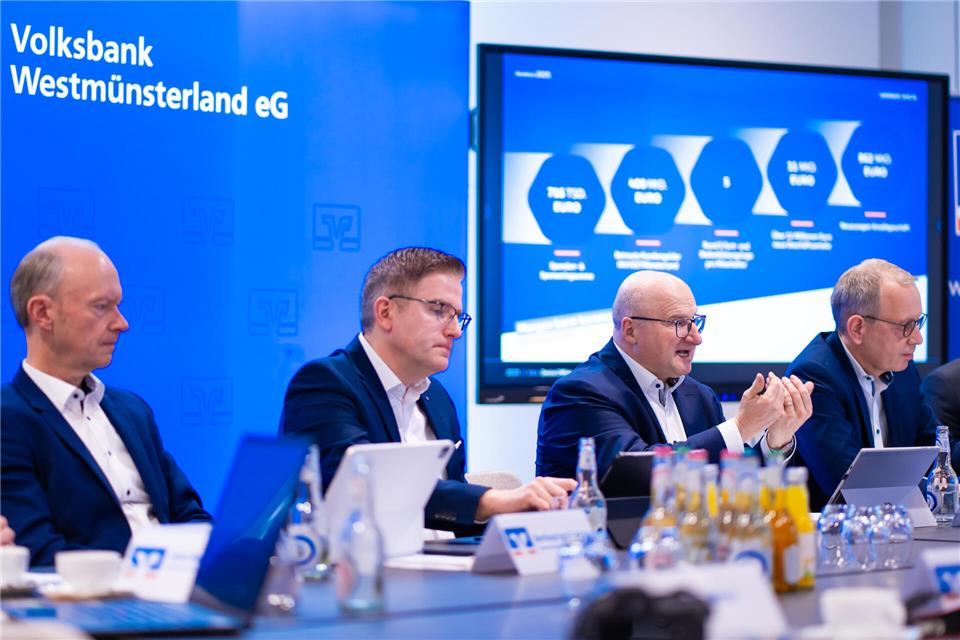 Die Vorstände Berthold te Vrügt, Henning Henke, Dr. Carsten Düerkop und Matthias Entrup (von links) zogen am Freitag Bilanz des Geschäftsjahres 2025.