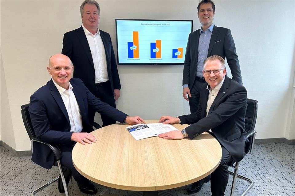 Die Vorstandsmitglieder Ralf Steiger, Oliver Cichowski, Marcus Feldhaar und Michael Weddeling (v. l.) erläutern die Bilanz.