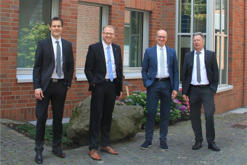 Die Vorstandsmitglieder (v. l.) Marcus Feldhaar, Michael Weddeling, Ralf Steiger und Oliver Cichowski haben die vorläufigen Geschäftszahlen der Volksbank Raesfeld und Erle vorgestellt.