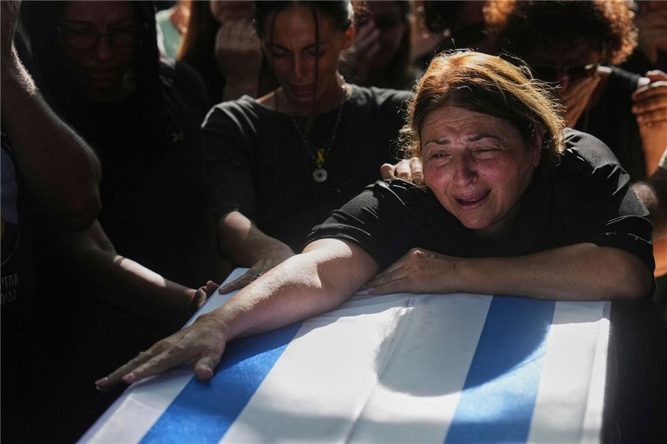 Die Vorstellung, dass Gaza-Geiseln für immer verschollen bleiben könnten, ist für Israelis kaum zu ertragen. Es gebe dann für Angehörige nicht einmal ein Ort zum Trauern. (Archivbild)Ariel Schalit/AP/dpa