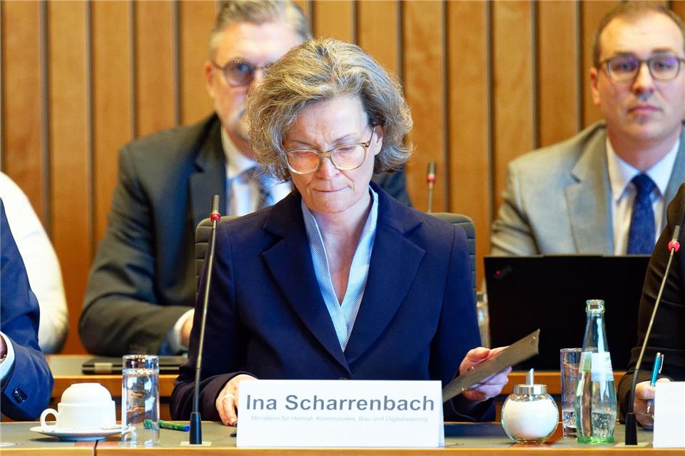 Die Vorwürfe über Machtmissbrauch gehen der ansonsten stets toughen Politikerin sichtbar nahe.Henning Kaiser/dpa