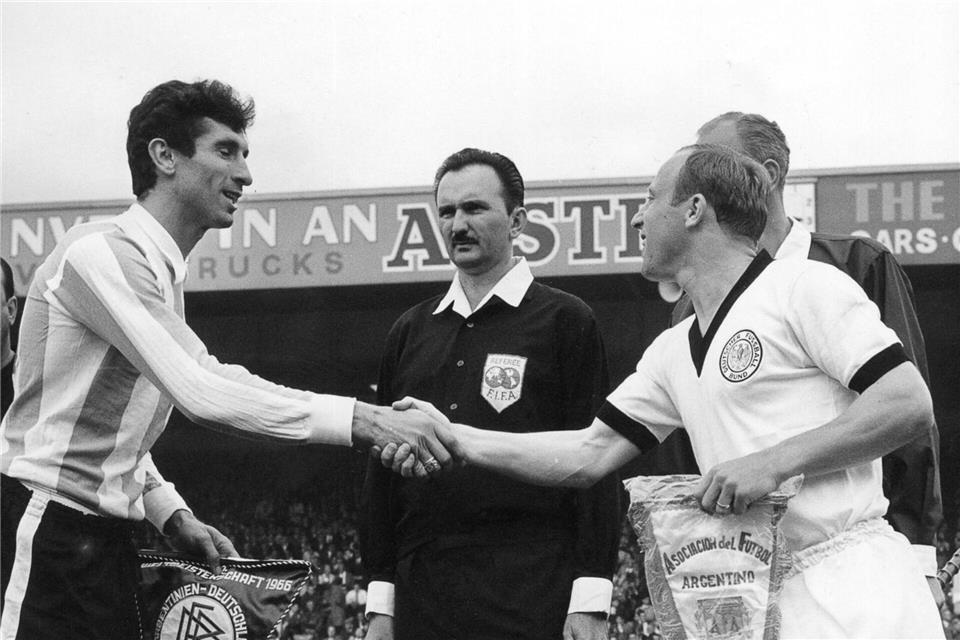 Die WM 1966 machte Antonio Rattín (l) berühmt. Nun ist der einstige argentinische Fußballer im Alter von 89 Jahren gestorben. (Archivbild)UPI/dpa