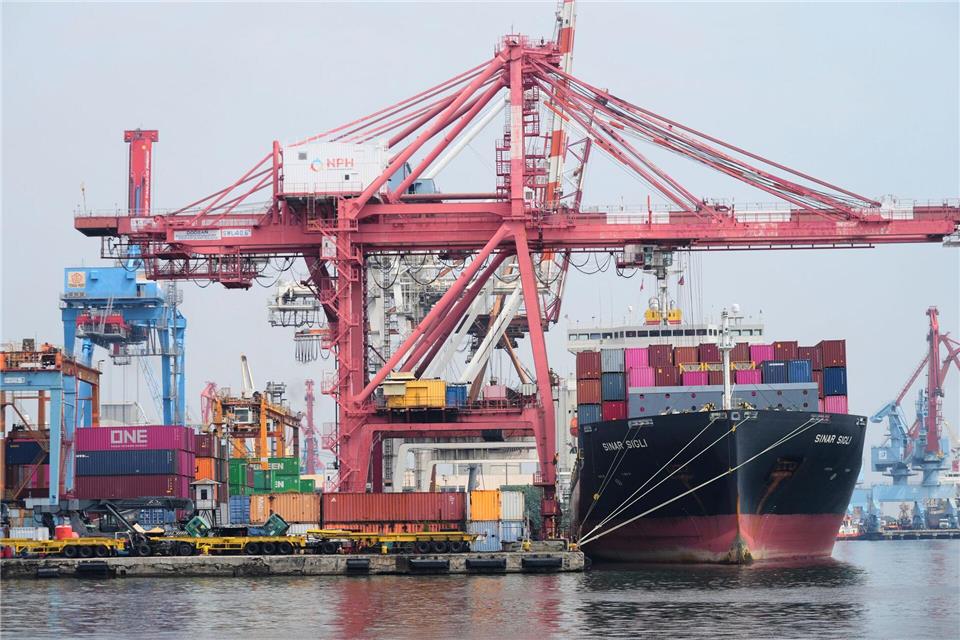 Die WTO rechnet mit einer deutlichen Abkühlung beim Wachstum des Welthandels 2026. (Symbolbild)Tatan Syuflana/AP/dpa