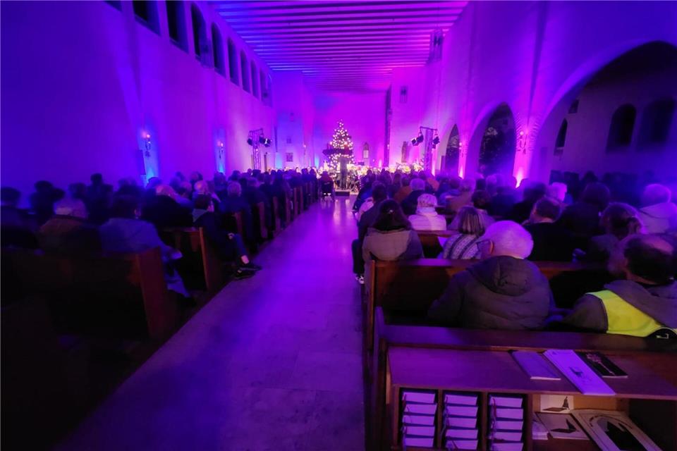 Die Wände in der Marbecker St. Michael Kirche wechselten passend zu den gespielten Stücken die Farbe.