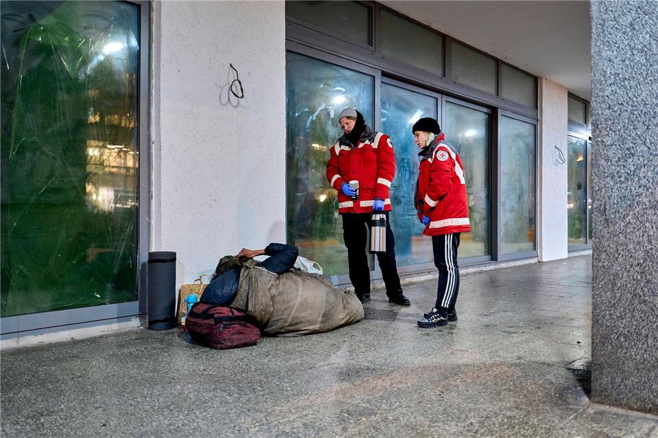 Die Wärmebus-Mitarbeiter verteilen Tee, Schlafsäcke und Isomatten.Michael Ukas/dpa