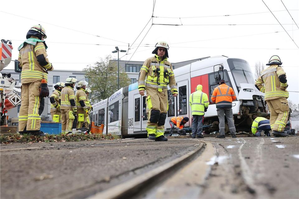 Die Wagen musste angehoben und zurück ins Gleis gesetzt werden.David Young/dpa