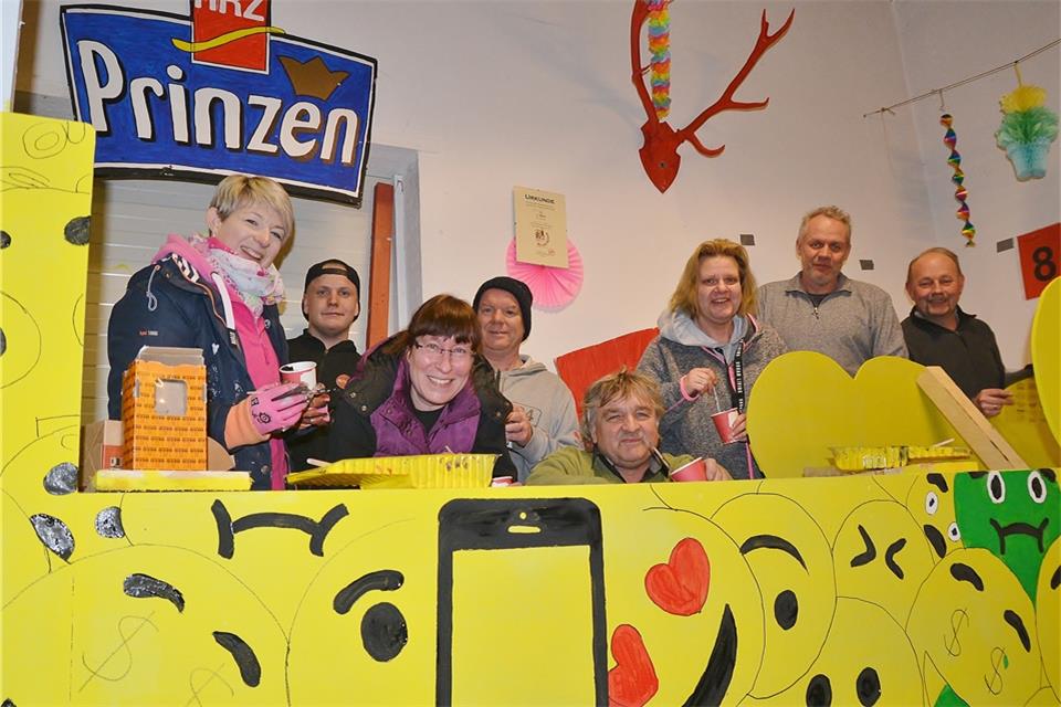 Die Wagenbaugemeinschaft Brökerstegge fiebert dem Karnevalszug entgegen.