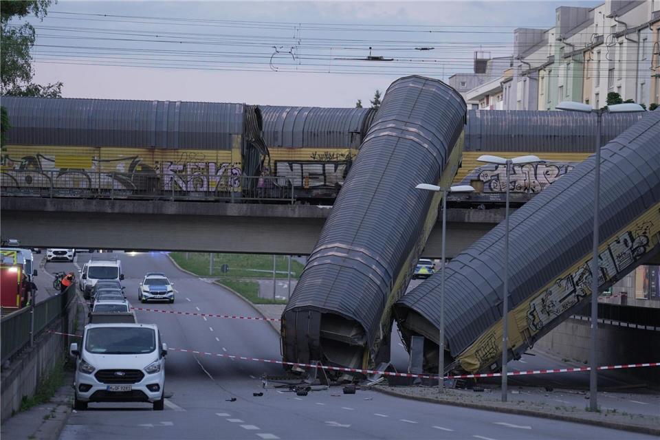 Die Waggons stürzten von einer Brücke.Ehsan Monajati/dpa