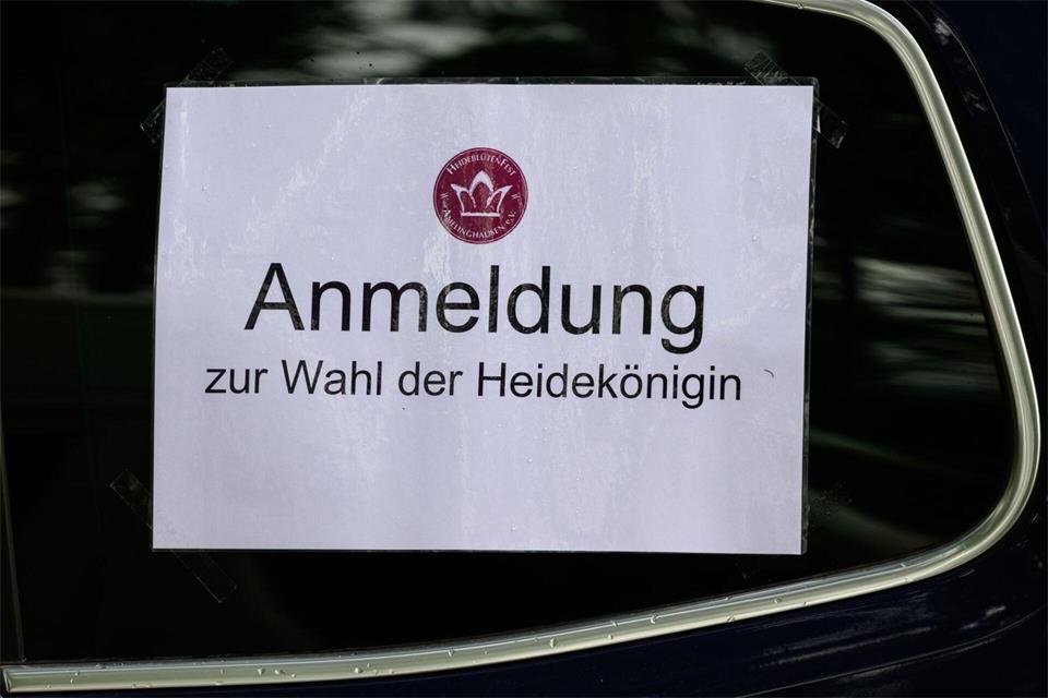 Die Wahl der Heidekönigin ist der Abschluss des Heideblütenfestes. (Archivbild)Philipp Schulze/dpa