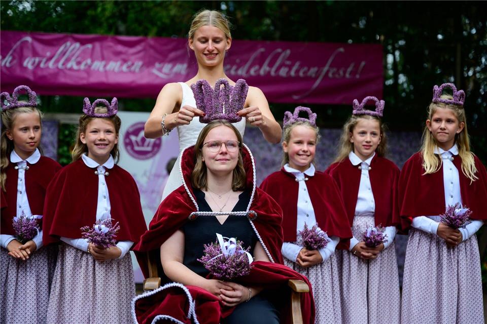 Die Wahl der Heidekönigin ist der Höhepunkt des jährlichen Heideblütenfestes. (Archivbild)Philipp Schulze/dpa