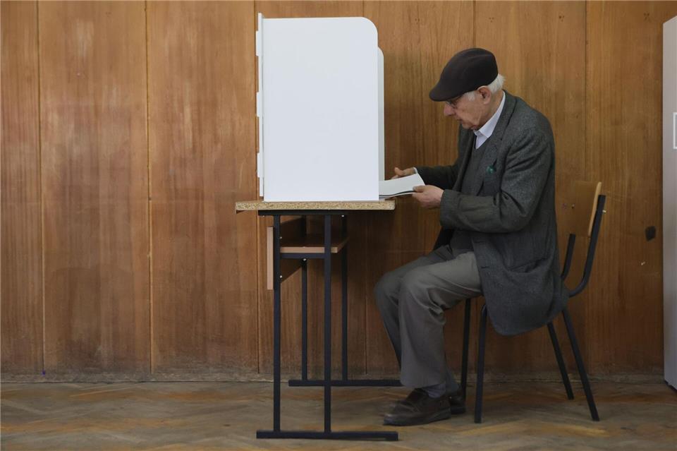 Die Wahl in Ungarn könnte Wahlberechtigte in Bulgarien motiviert haben, ihre Stimme abzugeben. Valentina Petrova/AP/dpa