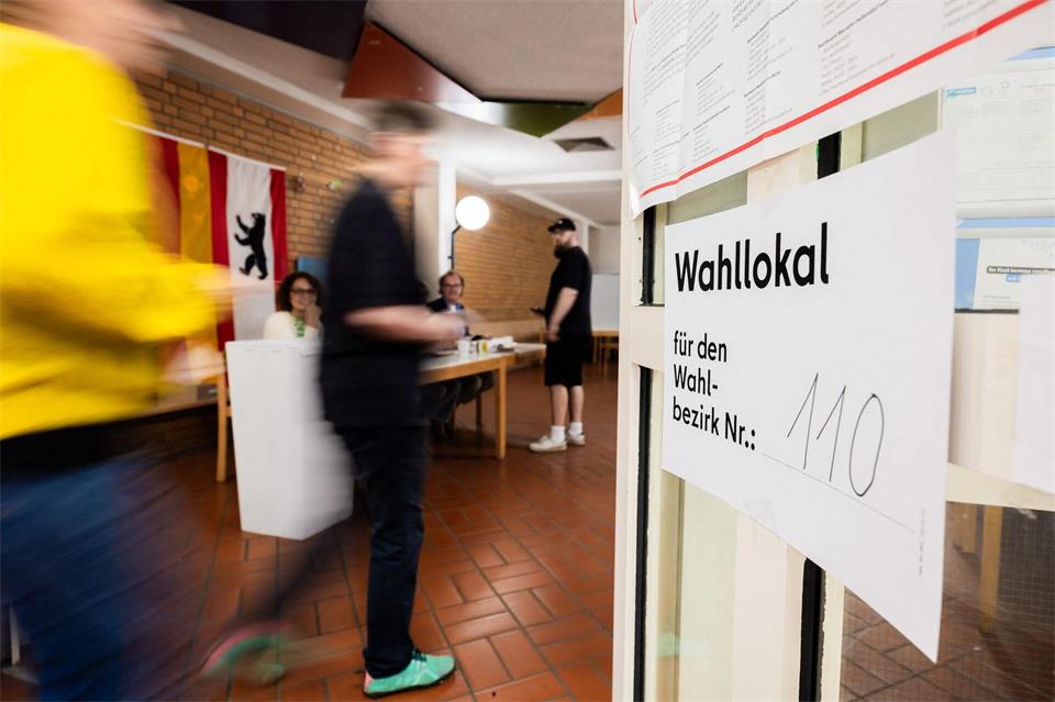 Die Wahlbeteiligung lag um 12.00 Uhr bei 27,9 Prozent in Berlin.Christoph Soeder/dpa