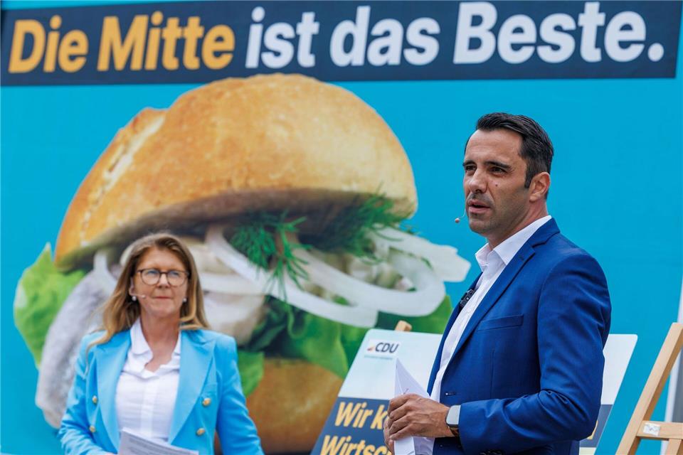 Die Wahlkampagne der CDU stellt das Fischbrötchen ins Zentrum.Jens Büttner/dpa