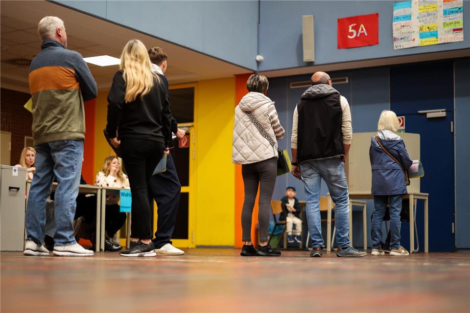 Die Wahllokale füllen sich.Christoph Reichwein/dpa