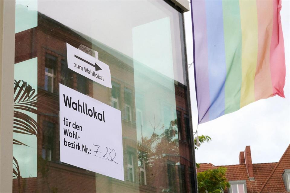 Die Wahllokale in Berlin haben bis 18.00 Uhr geöffnet. Annette Riedl/dpa