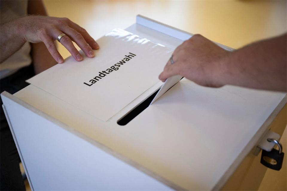Die Wahllokale in Mecklenburg-Vorpommern sind nun bis 18.00 Uhr geöffnet.Philip Dulian/dpa