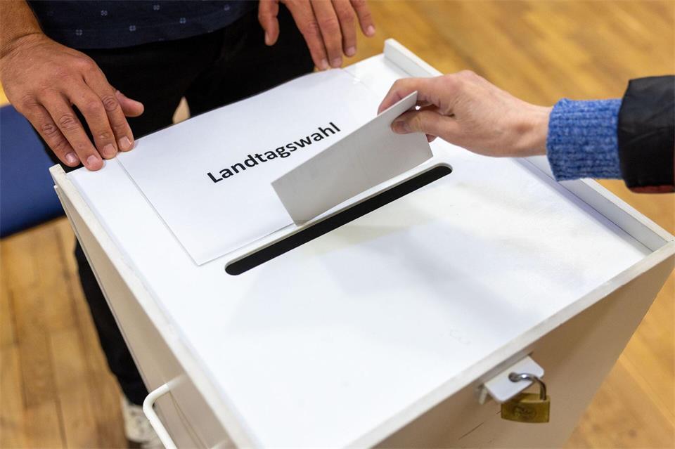Die Wahllokale sind noch bis 18.00 Uhr geöffnet.Jens Büttner/dpa