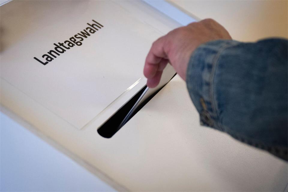 Die Wahllokale sind nun bis 18.00 Uhr geöffnet.Philip Dulian/dpa