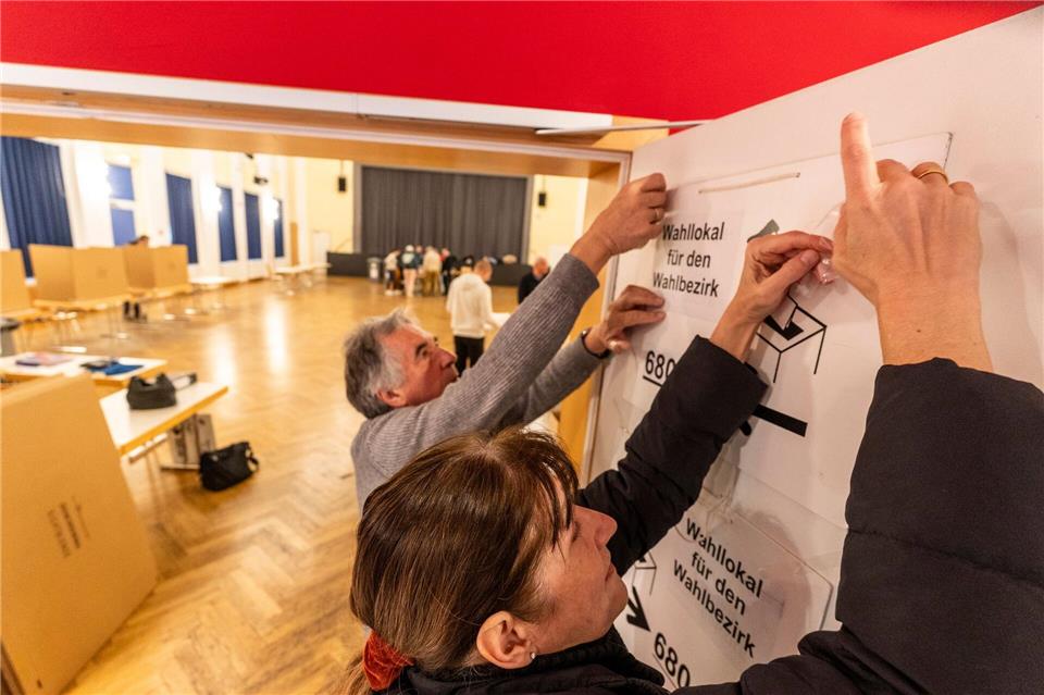 Die Wahllokale werden für die Stimmabgabe vorbereitet.Andreas Arnold/dpa