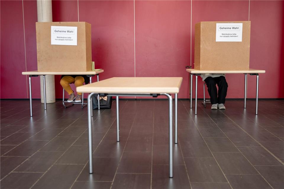 Die Wahlordnung sieht laut der Verwaltungsgemeinschaft vor, dass bei Stimmengleichheit das Los entscheidet. (Symbolbild)Peter Kneffel/dpa